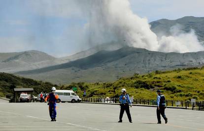 Eruptirao vulkan u Japanu, izbacio crni dim 2 km u zrak