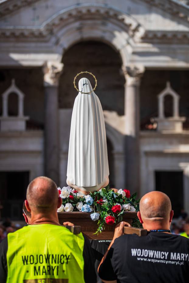 Split: Održana je molitva krunice na splitskom Peristilu