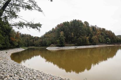 FOTO Obilna kiša počela je puniti Trakošćansko jezero