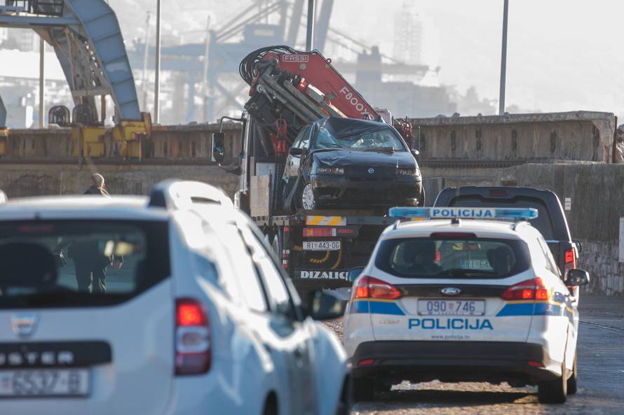 Rijeka: Izvađen automobil iz mora nakon što je vozač zaboravio ručnu kočnicu
