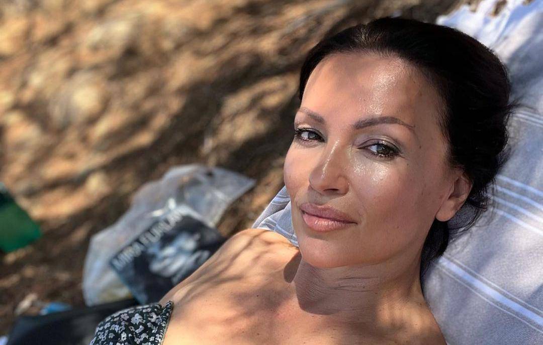 Nina Badrić sunča se na plaži u bikiniju ultra dubokog dekoltea, a Rozga joj piše: 'Ti si kraljica'