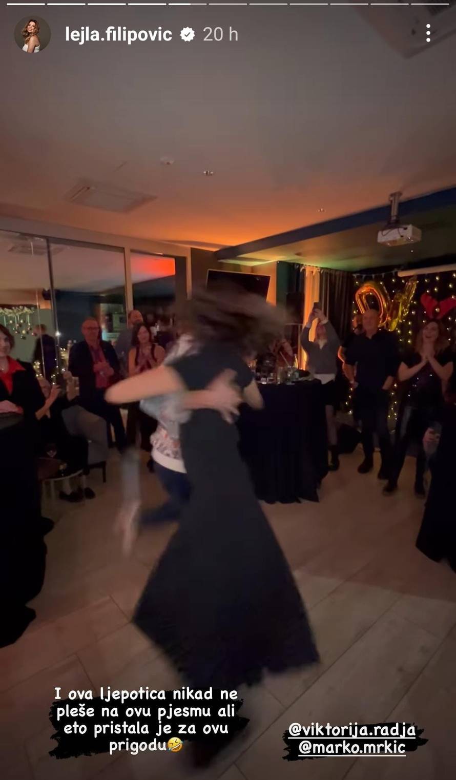 Ekipa se opustila i tulumarila u božićnim džemperima: Tarik  zapjevao, Rađa svirao gitaru...