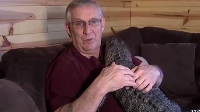 Voli se maziti i grliti: Aligator mu pomaže protiv depresije...