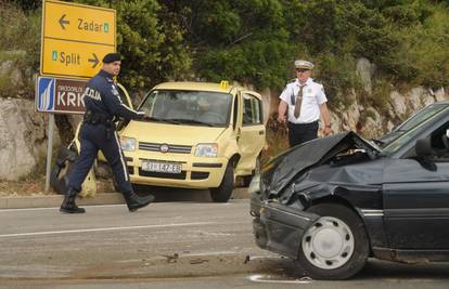 Vozačica skrivila sudar i ostala zarobljena u autu