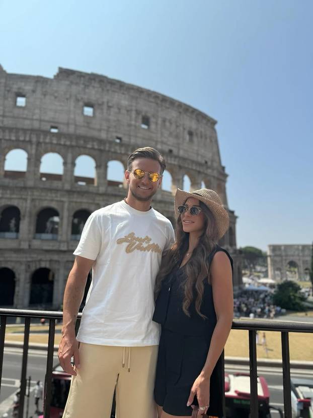 FOTO Dok Split čeka, obitelj Rakitić uživa u grčkoj idili...