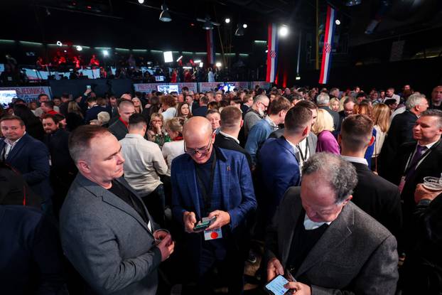 Zagreb: Slavlje u izbornom stožeru Zorana Milanovića nakon rezultata prvih izlaznih anketa