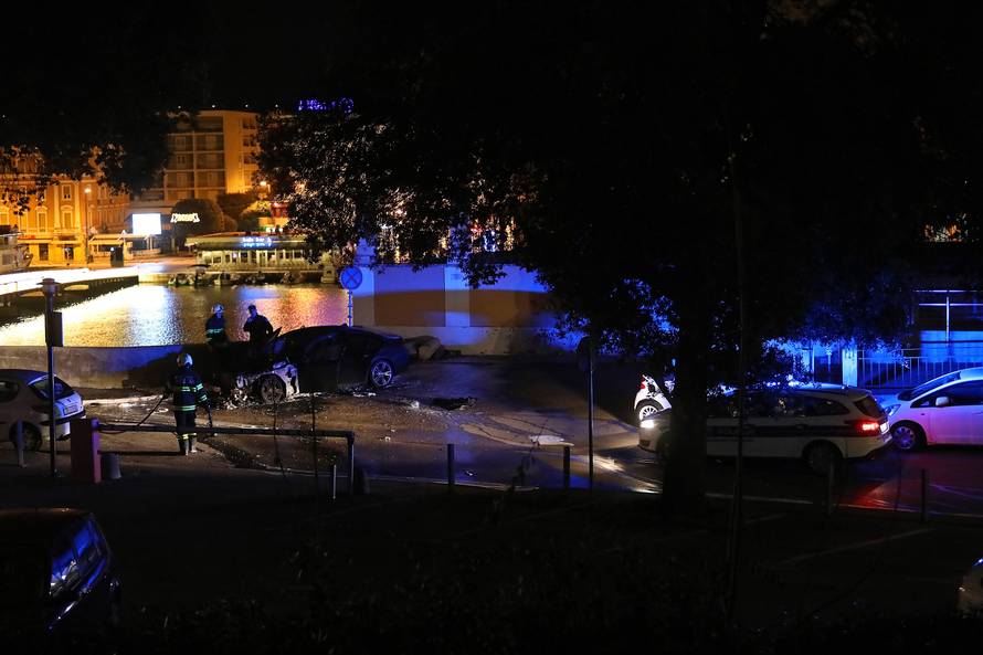 Buktinja kod zadarskih zidina: U noći izgorio luksuzni BMW