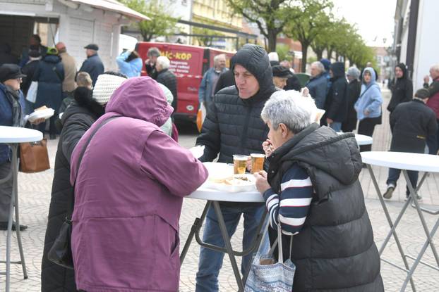 Bjelovar: Na Veliki petak građanima podijeljeno oko 1.000 porcija ribica