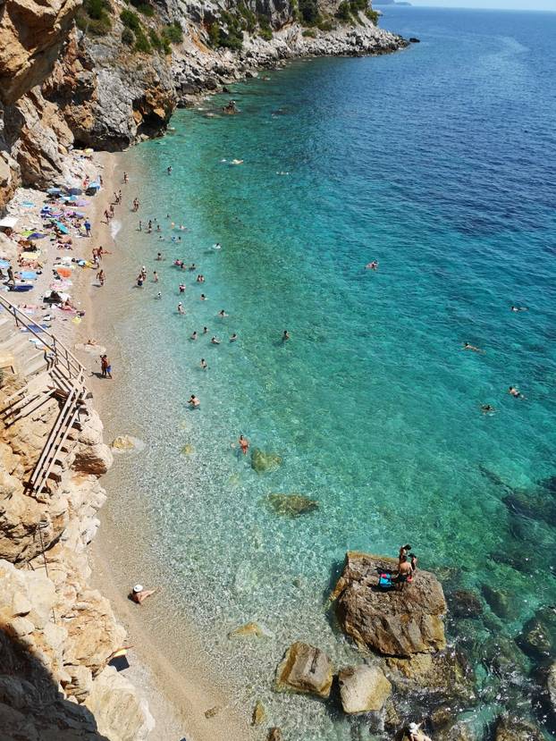 FOTO Ovako izgleda najljepša skrivena plaža u Hrvatskoj do koje je kamenje zatrpalo put