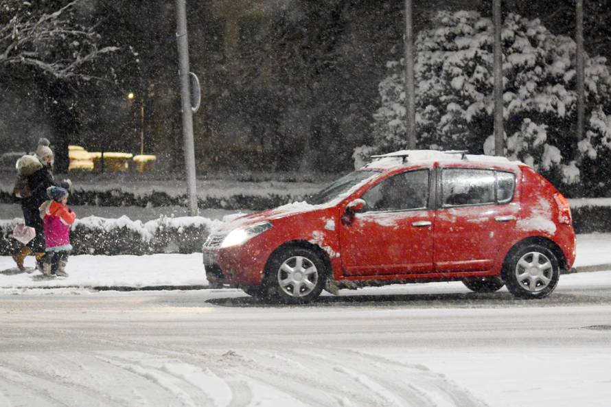 Sisak: PjeÅ¡aci i vozaÄi posebno su oprezni po prometnicama prekrivenim snijegom