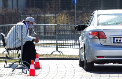 Poljski svećenik radi drive-in ispovijedi zbog korona virusa