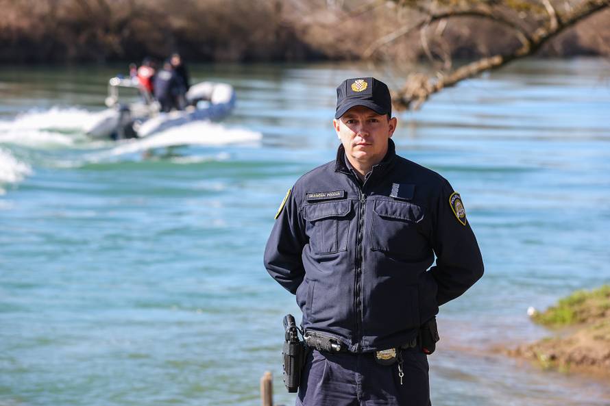 24sata Hrvatska Kostajnica: Policajci koji su prvi pronašli migrante koji su spašeni iz rijeke Une