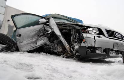 Pijan išao u krivom smjeru na autocesti i udario auto 