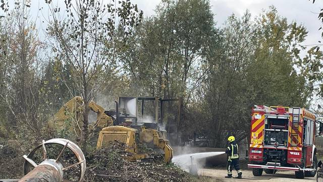 Gorio krupni otpad u Novom Zagrebu, vatra zahvatila i bager