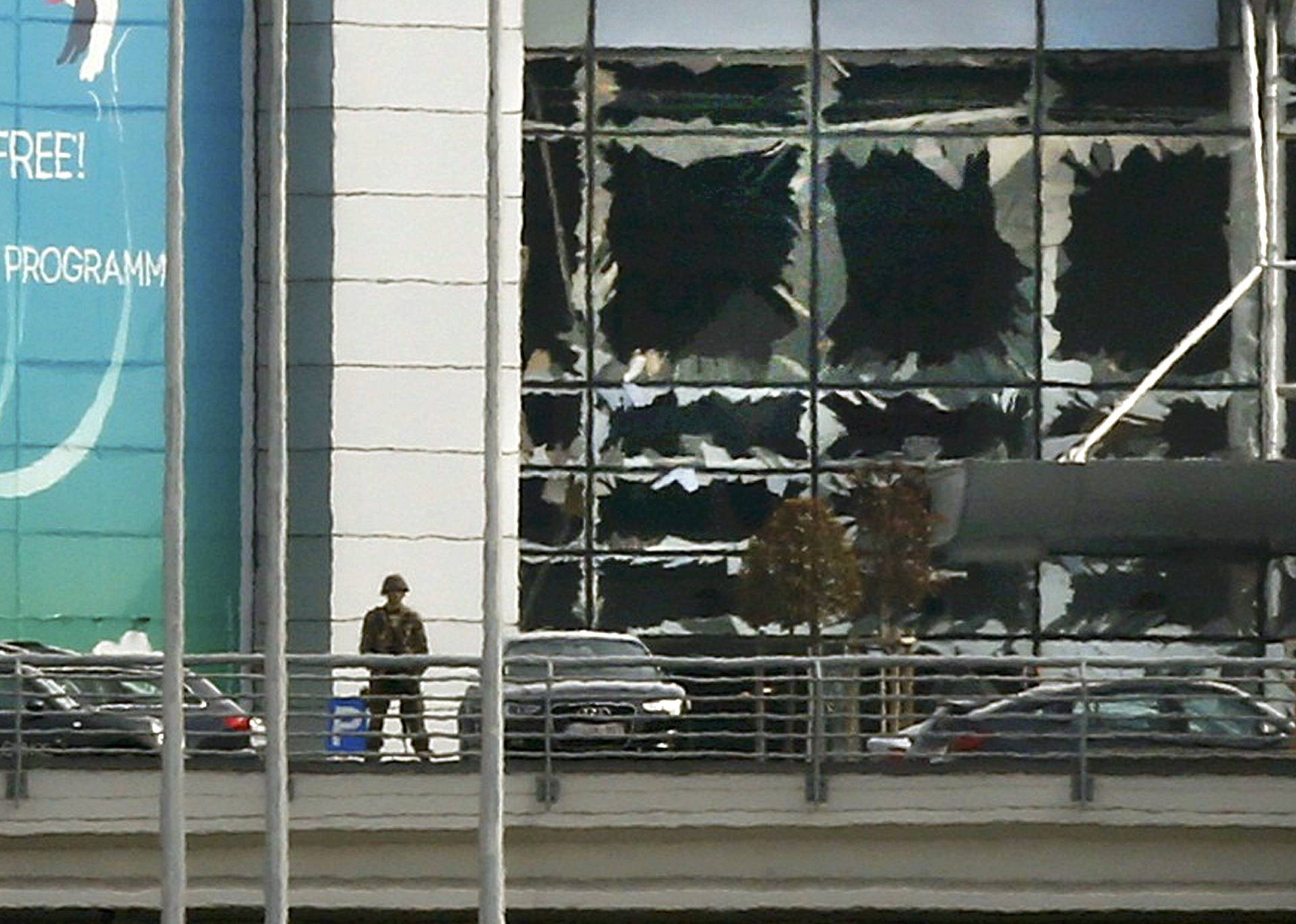 U napadu na zračnu luku 14 mrtvih, IS prezeo odgovornost