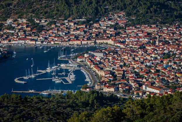 Vela Luka: Pogled na Vela luku sa okolnim brdima