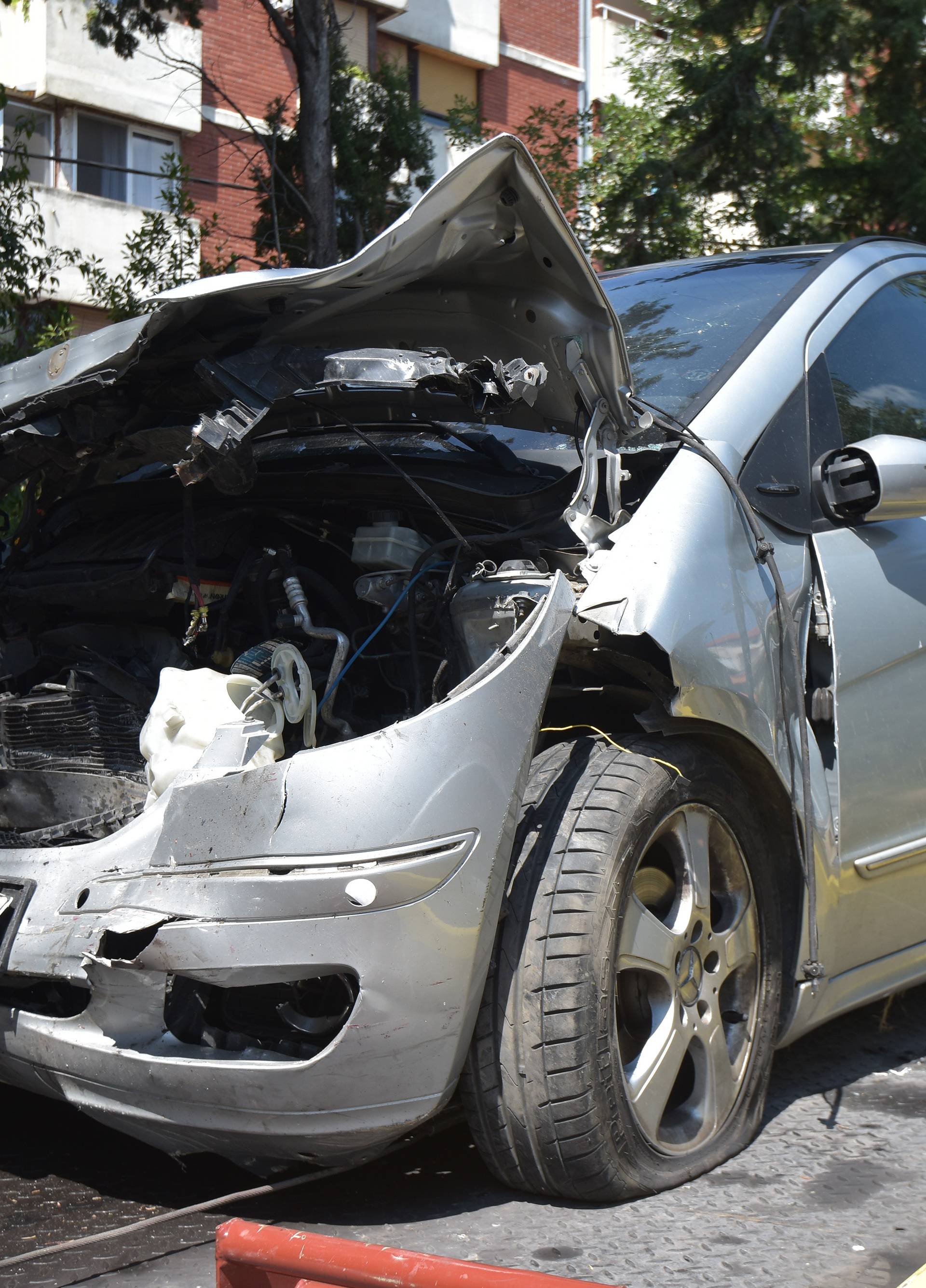 Na njen auto naletio Mercedes: Preminula ozlijeđena djevojka