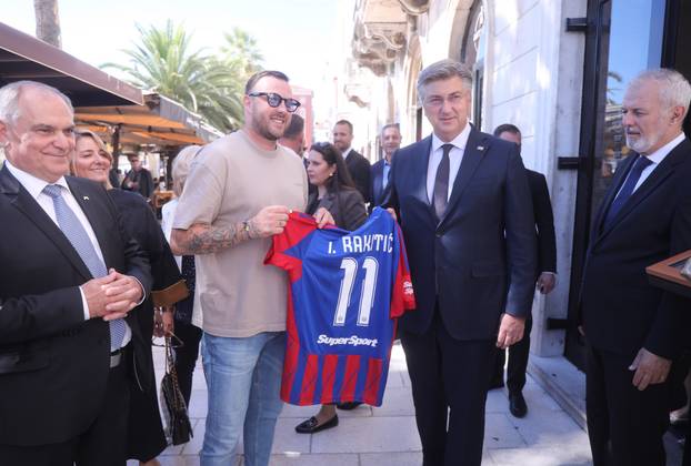 Split: Andrej Plenković na poklon dobio dres Ivana Rakitića