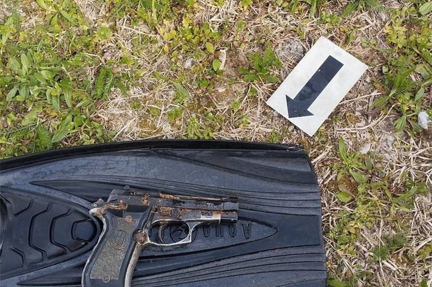 Bizarno! Ronioci interventne policije tijekom obuke na Mrežnici izronili pištolj