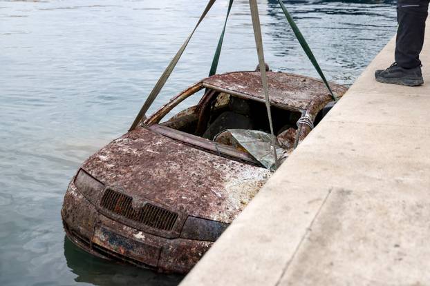 Zadar: Izvlačenje auta koji je 18 godina bio u moru