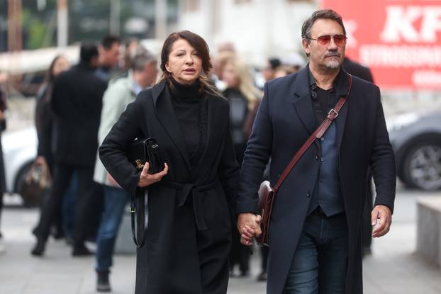 Sarajevo: Dolazak uzvanika na komemoraciju za Halida Bešlića u Narodno pozorište