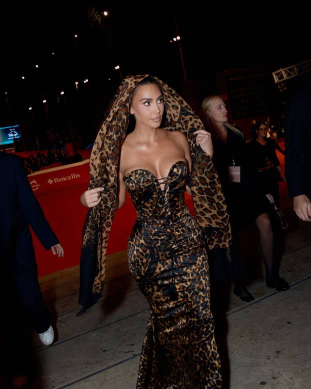 FOTO Kim jedva ugurala grudi u seksi haljinu za premijeru serije