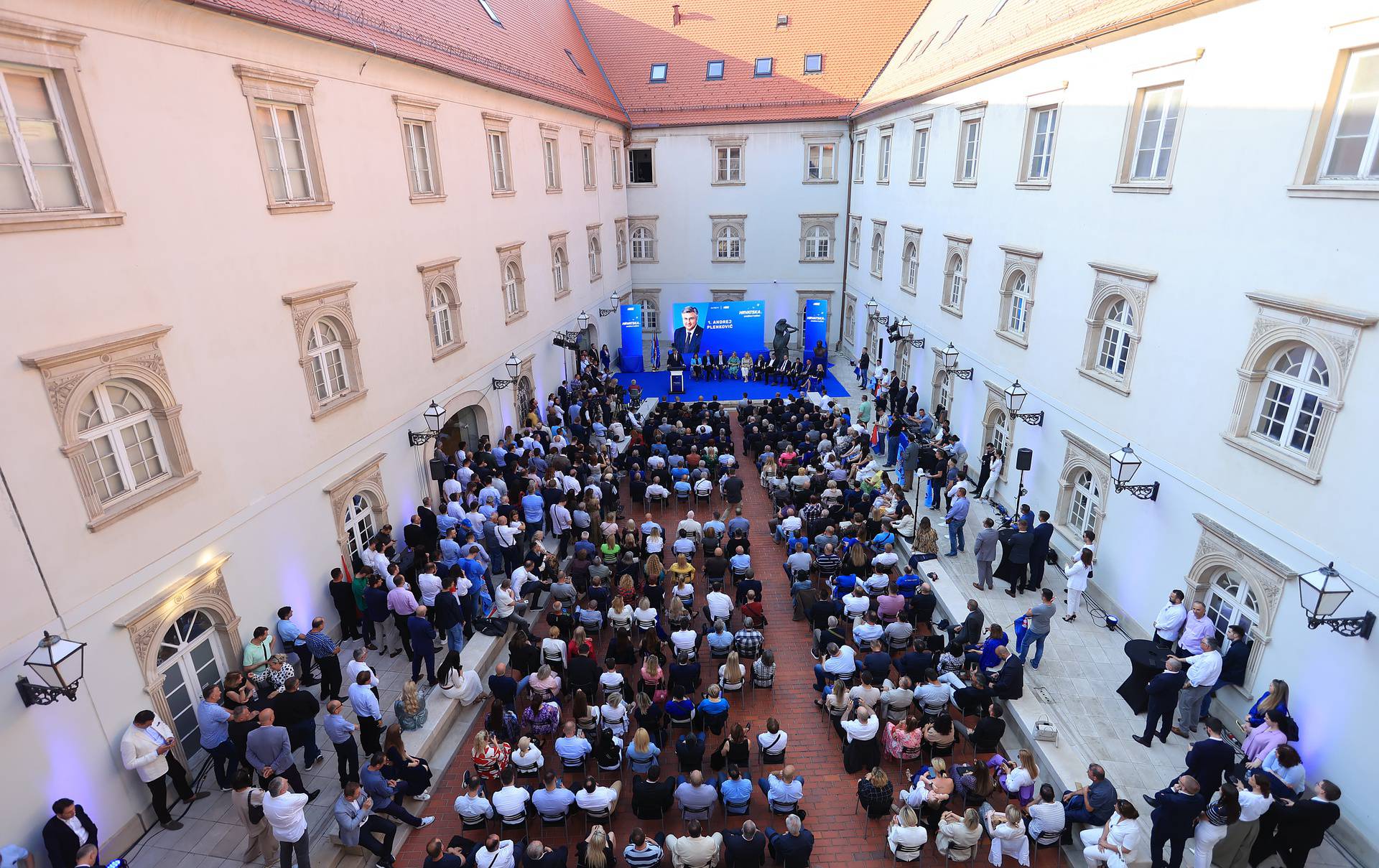 Zagreb Andrej Plenković zajedno s ostalim kandidatkinjama i kandidatima na europskim izborima nai završnom predizbornom skupu HDZ-a