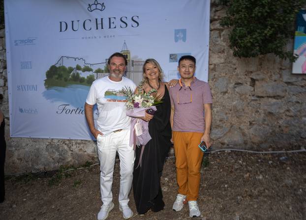 FOTO Karlobag zasjao u znaku mode i glazbe: Duchess revija i koncert Nine Badrić na Fortici