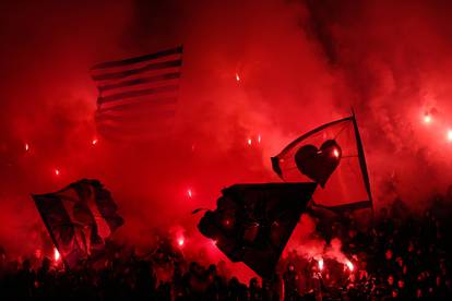 FOTO Torcida bakljama zasula teren Maksimira, letjele i do centra!? Evo što su im zaplijenili