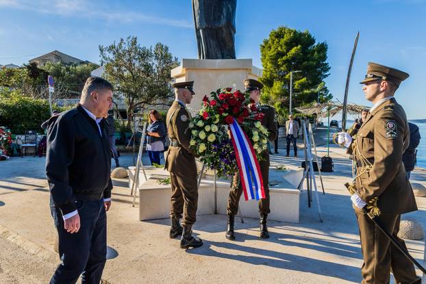 Drvenik Veli: Predsjednik Zoran Milanović položio je vjenac na spomen obilježju “Majka Domovina”