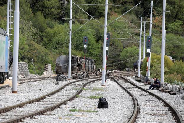 Teretnom vlaku kod Rijeke otkazale kočnice, iskočio s tračnica