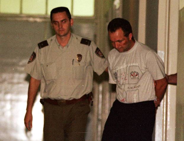 Zagreb: Privo?enje Mate Ora&scaron;ki? zbog ubojstva tri &zcaron;ene i ranjavanja jedne na Op?inskom sudu, 1999.