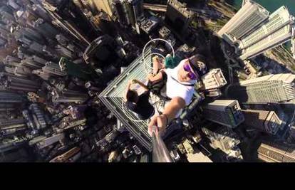 Selfie na 346 metara: Sjedili su neosigurani i mirno jeli banane