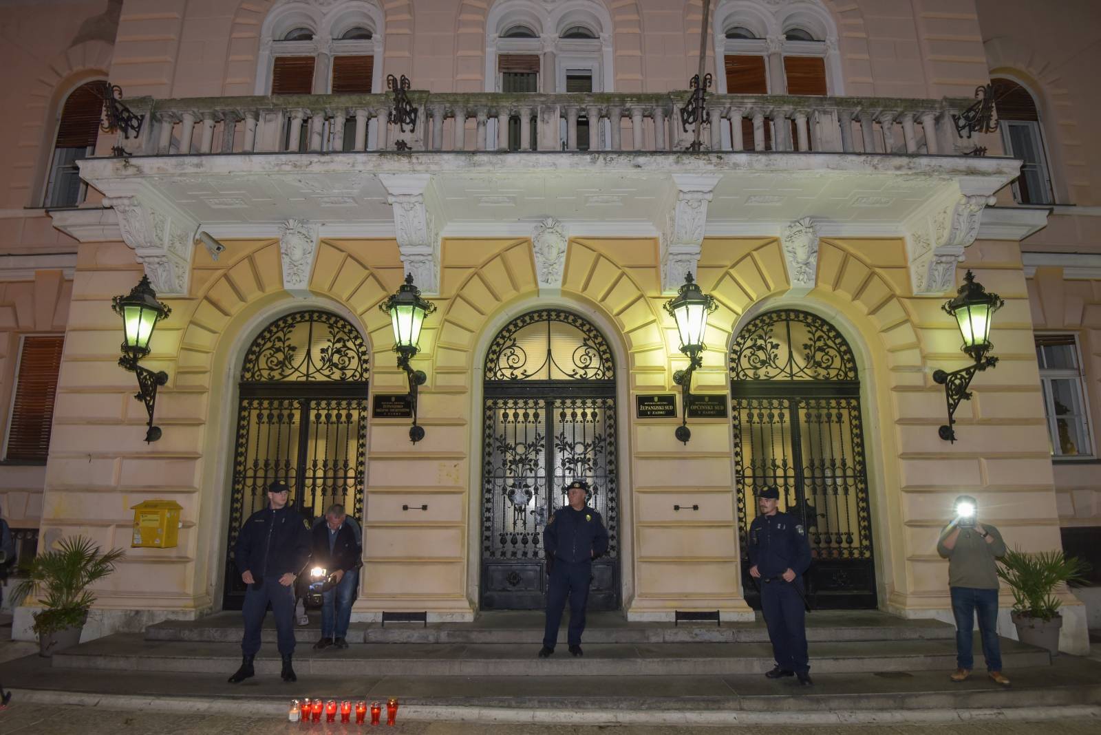 Klub studenata Antifijaka organizirala mirni prosvijed ispred Å½upanijskog suda u Zadru