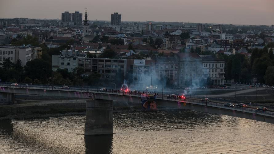 Novi Sad: Grupa građana okupila se na Varadinskom mostu kako bi odala počast  ratnom zločincu  Ratku Mladiću