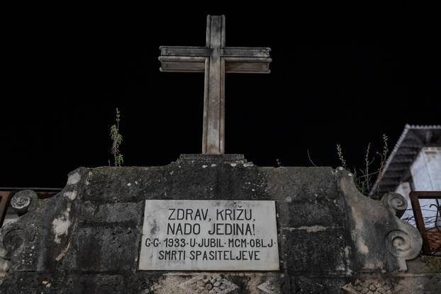 Jelsa: Ispraćaj jelšanskog križa i početak procesije "Za križen"