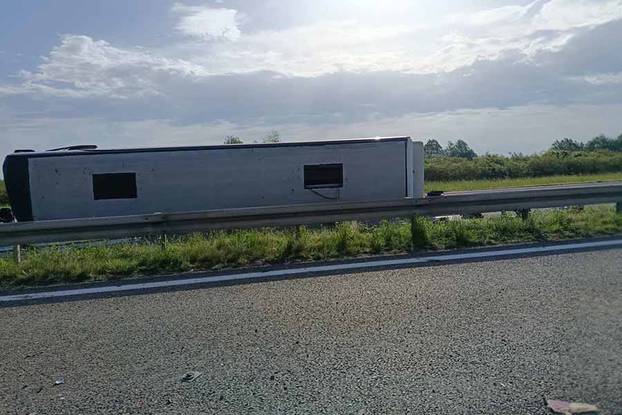 GALERIJA Stravični prizori s A3: Počelo izvlačenje prevrnutog busa. Auto potpuno smrskan