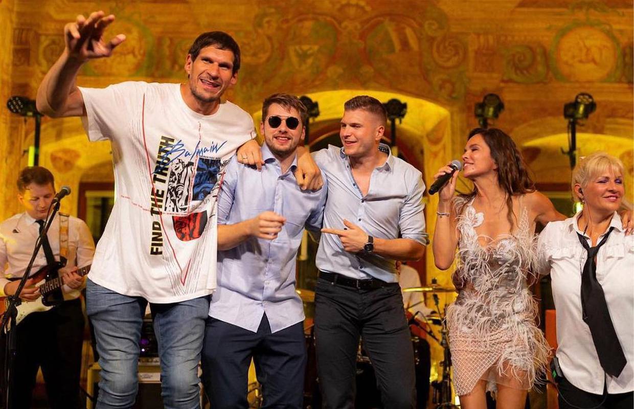 Dončić ne zna kako potrošiti 207 mil. $, a suigrač mu poručio: Halo, nisi mi još platio dug!