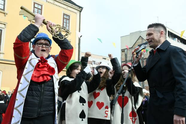 Sisak: Nekoliko stotina mališana iz dječjih vrtića i osnovnih škola sudjelovalo je na tradicionalnom Sisačkom fašniku