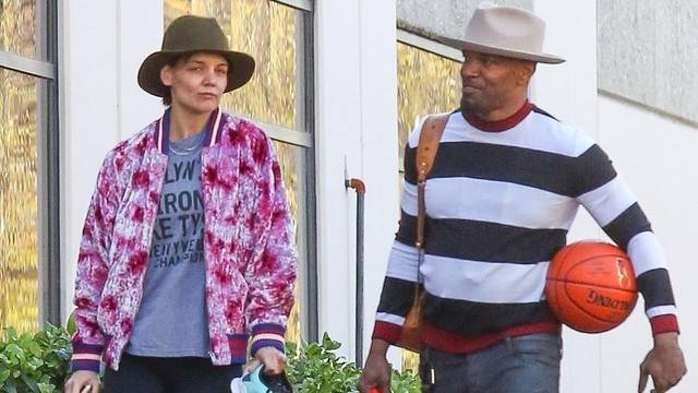 *PREMIUM-EXCLUSIVE* Katie Holmes and Jamie Foxx spend Valentine's Day playing basketball *NO NY PAPERS*