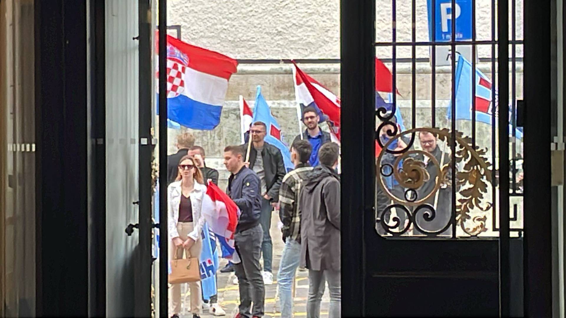 HDZ i partneri su predali liste, mladež HDZ-a ih je čekala ispred Sabora sa zastavama