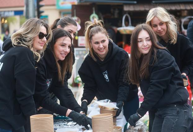 Velika Gorica: Gradona?elnik Krešimir A?kar povodom Uskrsa dijelio gra?anima prženu srdelu
