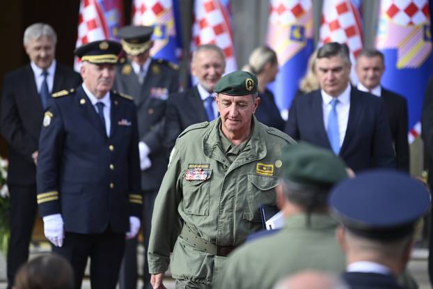 GALERIJA Prijem uz Dan policije: Milanović odlikovao ratni kabinet ministra Ivana Jarnjaka