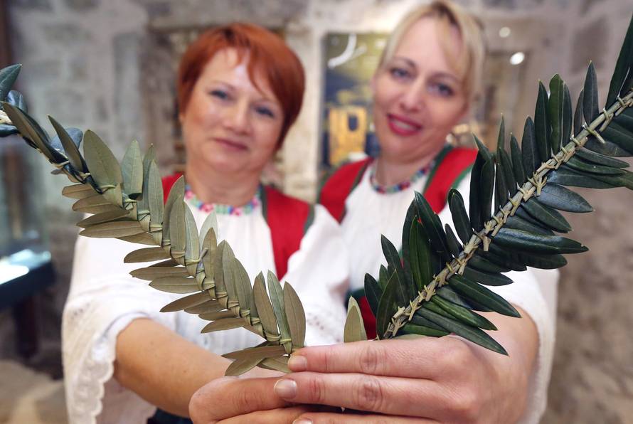 Danas je blagdan Cvjetnice: Znate li zašto se u crkvama blagoslivljaju grančice i cvijeće?