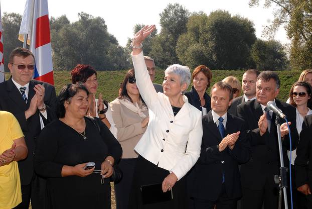 Parag: Premijerka Kosor otvorila i obišla romsko naselje u Op?ini Nedeliš?e