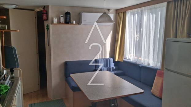 FOTO U Novalji prodaju kućicu od 30 m2 za 12.000 €! Mobilna je: 3 su hladnjaka i ova oprema