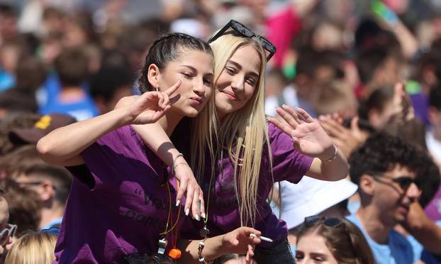 Zagrebački maturanti okupljaju se na Trgu bana Jelačića od kuda će krenuti prema Bundeku