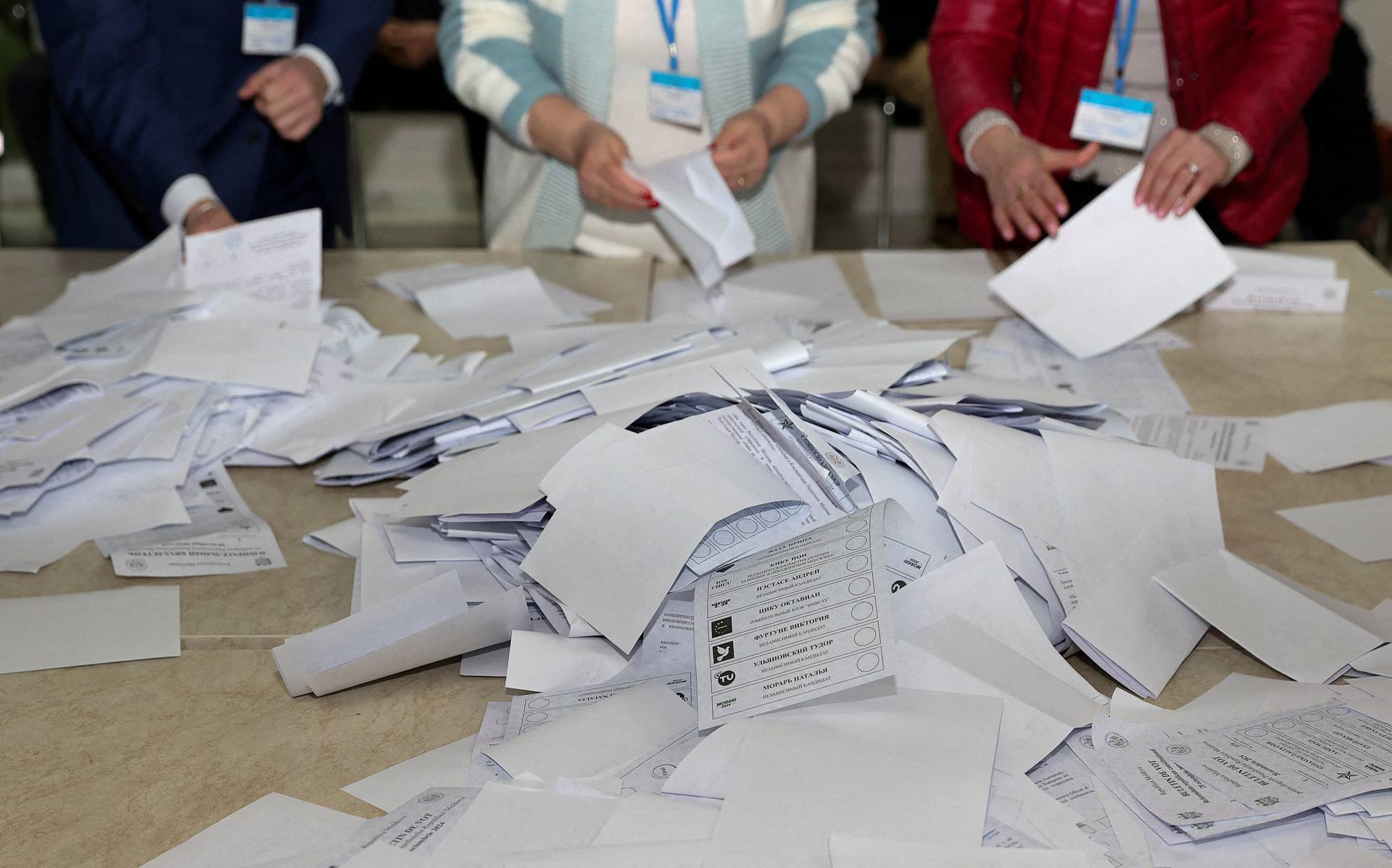 Moldova holds presidential election and EU referendum