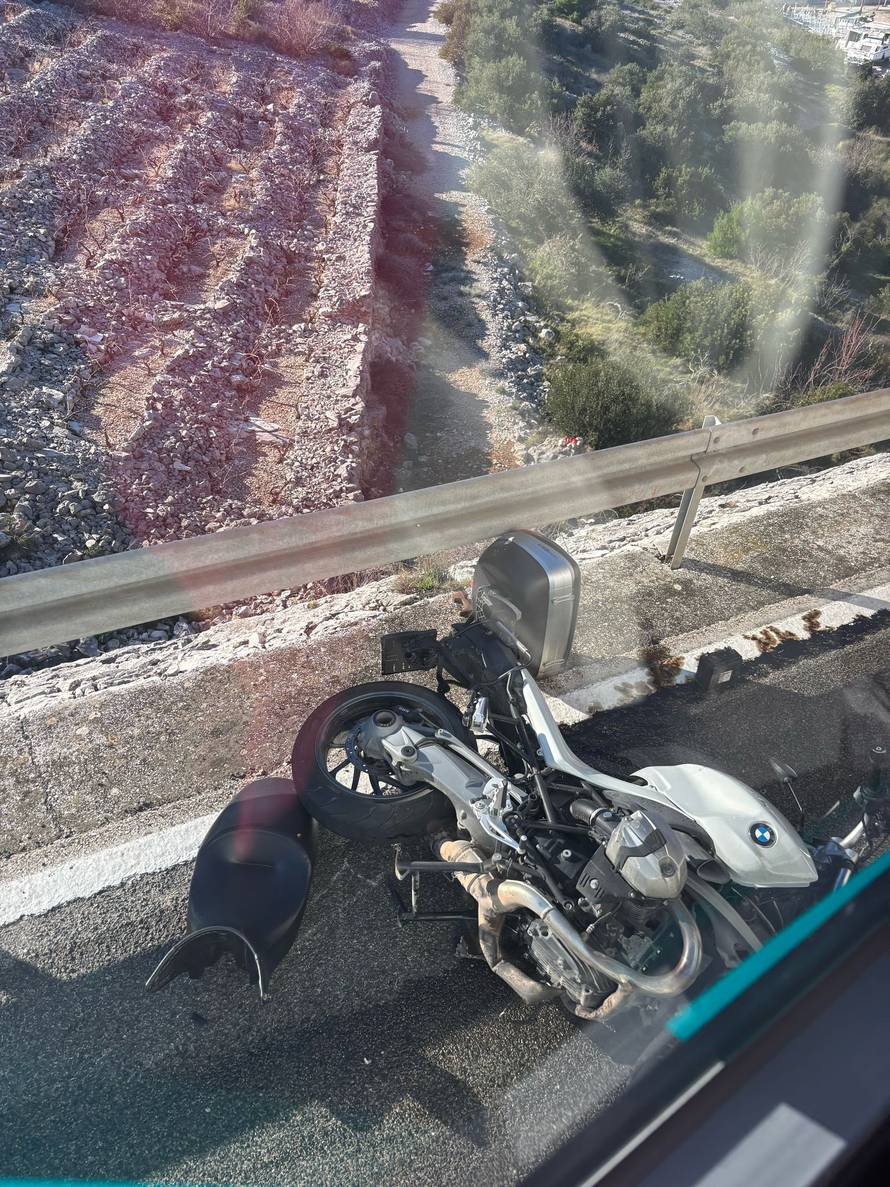 Dva auta i motor sudarili se kod Primoštena: Policija zaustavila promet, dvoje ljudi ozlijeđeno