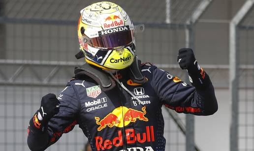 Zameo ih vjetar: Verstappen u oblaku dima ostavio Mercedese